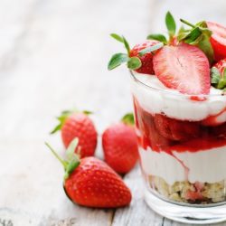 Receta de Yogurt con Jalea de Fresa y Granola